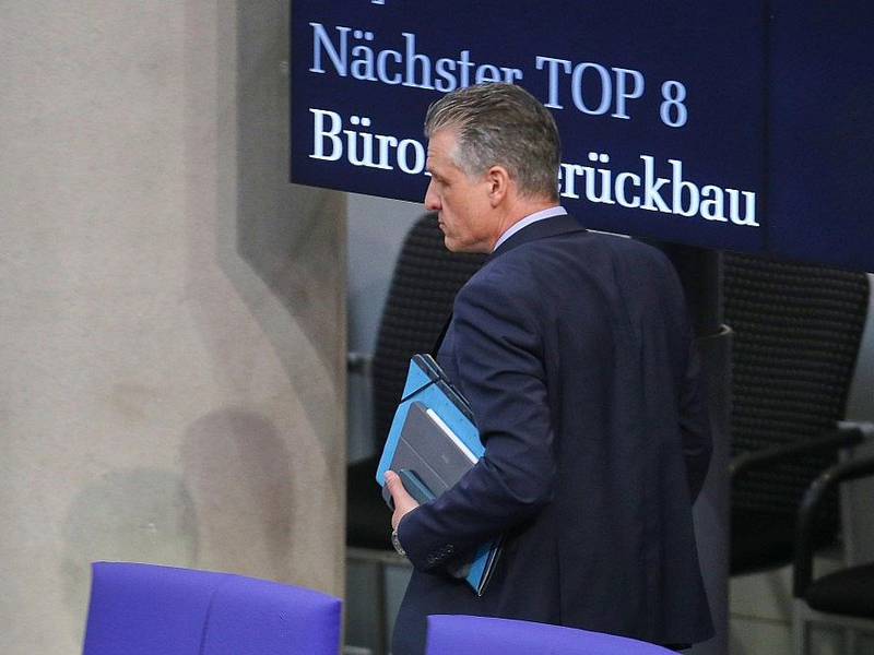 Thorsten Frei vor Anzeigetafel mit Stichwort Bürokratieabbau (Archiv) - Foto: via dts Nachrichtenagentur