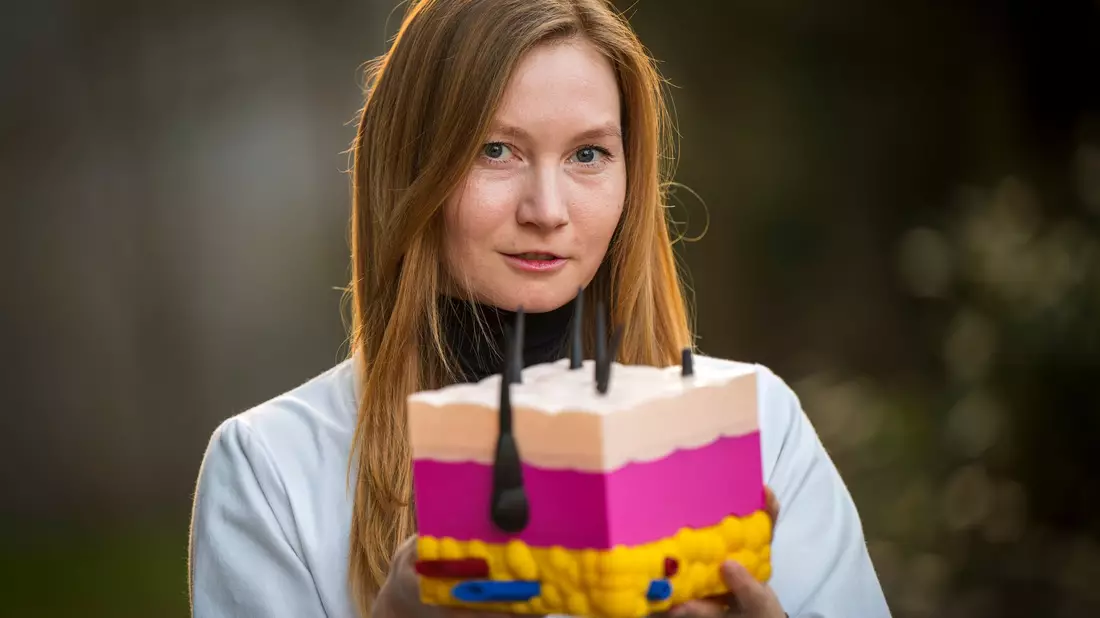Kandidatin Amelie Reigl ist Biologin und züchtet menschliche Haut.  - Bild: Peter Kneffel/dpa