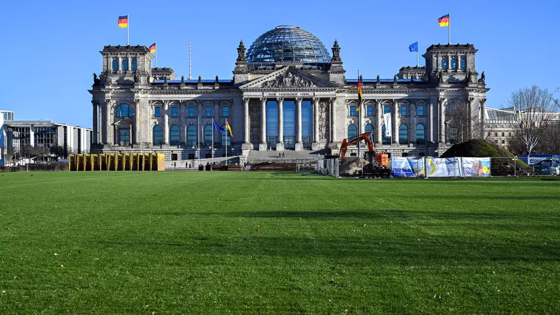 Unter den im Bundestag vertretenen Parteien legt vor allem die Linke zu. - Bild: Soeren Stache/dpa