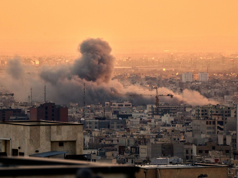 Israel und die USA intensivieren ihre Angriffe im Iran. - Foto: Vahid Salemi/AP/dpa