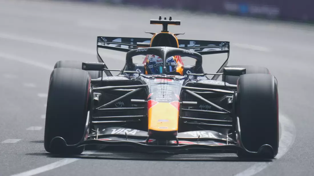Max Verstappen dreht sich in Melbourne ins Kiesbett. - Bild: Asanka Brendon Ratnayake/AP/dpa