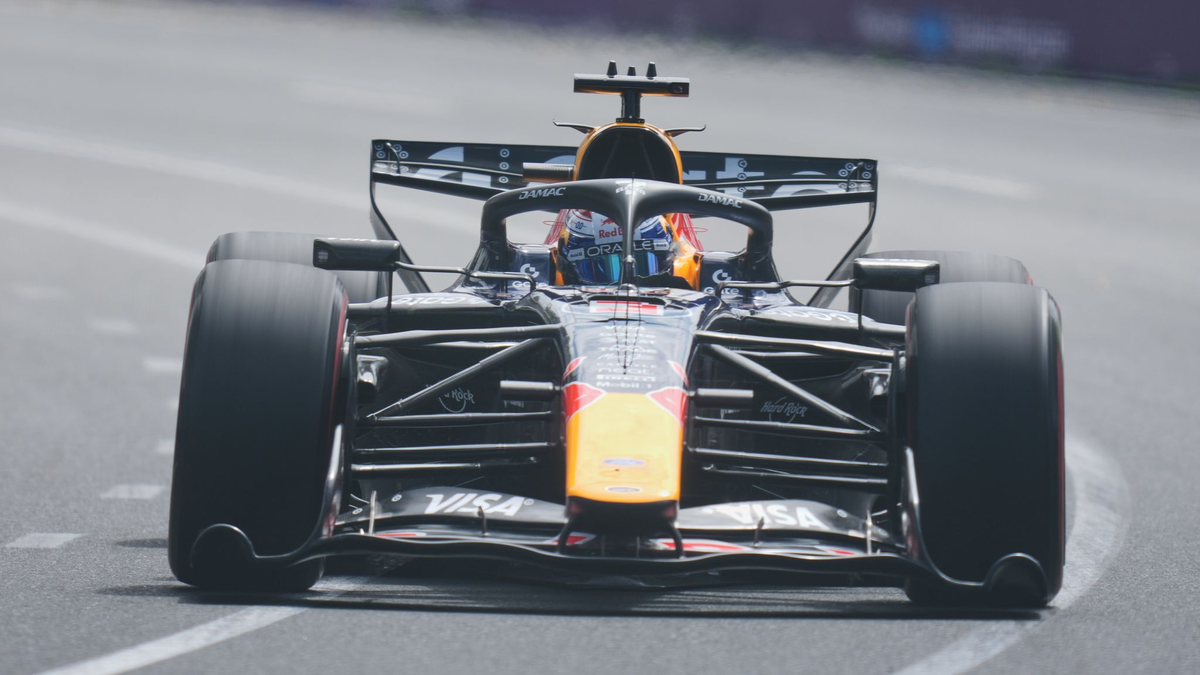 Max Verstappen dreht sich in Melbourne ins Kiesbett. - Foto: Asanka Brendon Ratnayake/AP/dpa