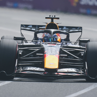 Max Verstappen dreht sich in Melbourne ins Kiesbett. - Foto: Asanka Brendon Ratnayake/AP/dpa