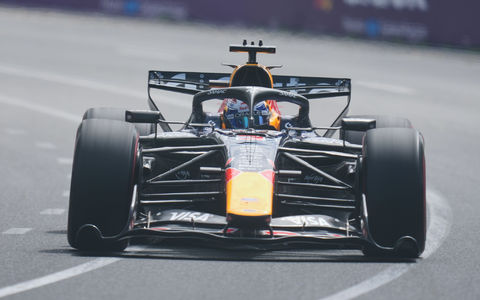 Max Verstappen dreht sich in Melbourne ins Kiesbett. - Foto: Asanka Brendon Ratnayake/AP/dpa