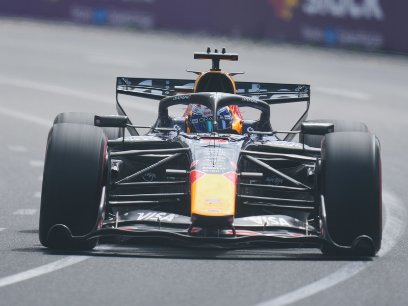 Max Verstappen dreht sich in Melbourne ins Kiesbett. - Foto: Asanka Brendon Ratnayake/AP/dpa