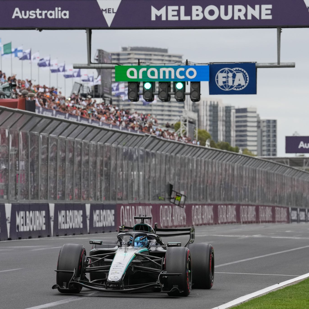 George Russell dreht schnelle Runden am Fließband. - Foto: Heath McKinley/AP/dpa