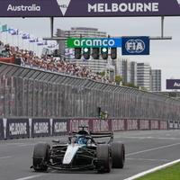 George Russell dreht schnelle Runden am Fließband. - Foto: Heath McKinley/AP/dpa