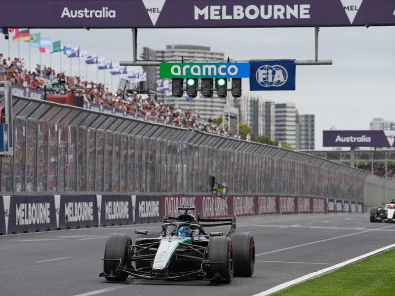 George Russell dreht schnelle Runden am Fließband. - Foto: Heath McKinley/AP/dpa