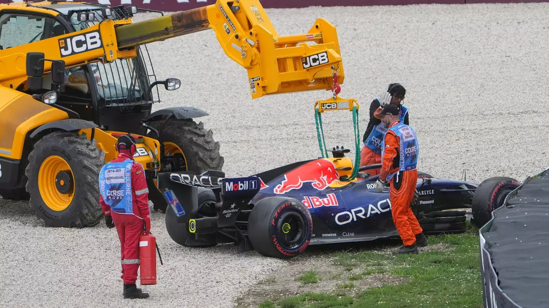 Max Verstappen schlittert ins Kiesbett. - Bild: Asanka Brendon Ratnayake/AP/dpa