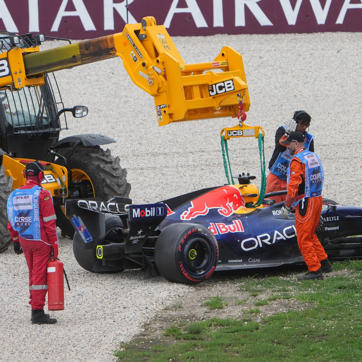 Max Verstappen schlittert ins Kiesbett. - Foto: Asanka Brendon Ratnayake/AP/dpa