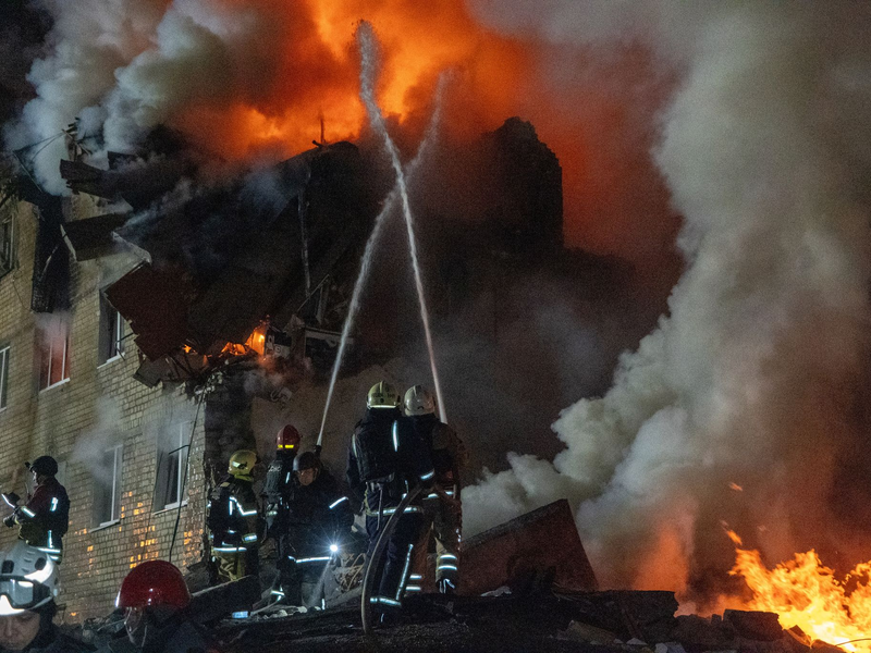 Behörden melden auch Kinder unter den Toten und Verletzten in Charkiw. - Foto: Andrii Marienko/AP/dpa