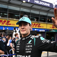 George Russell darf sich feiern lassen. - Foto: Joel Carrett/AAP/dpa