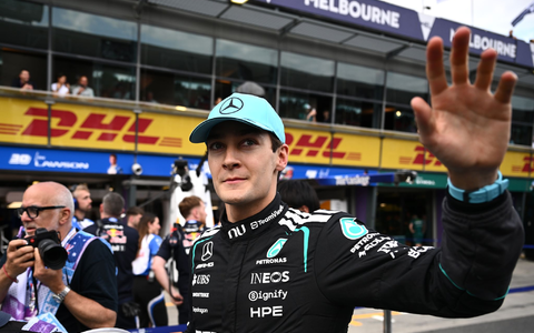 George Russell darf sich feiern lassen. - Foto: Joel Carrett/AAP/dpa