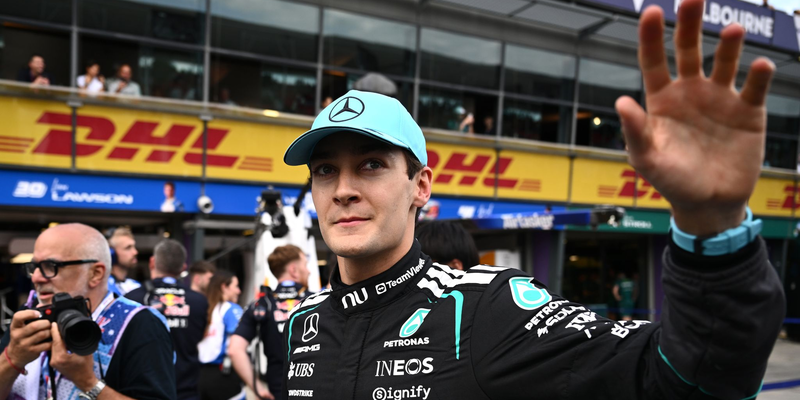 George Russell darf sich feiern lassen. - Foto: Joel Carrett/AAP/dpa