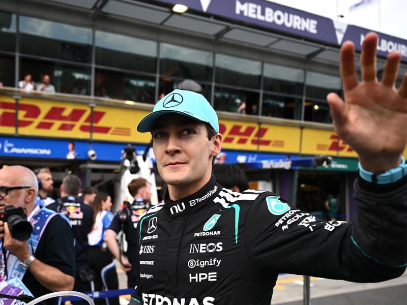 George Russell darf sich feiern lassen. - Foto: Joel Carrett/AAP/dpa