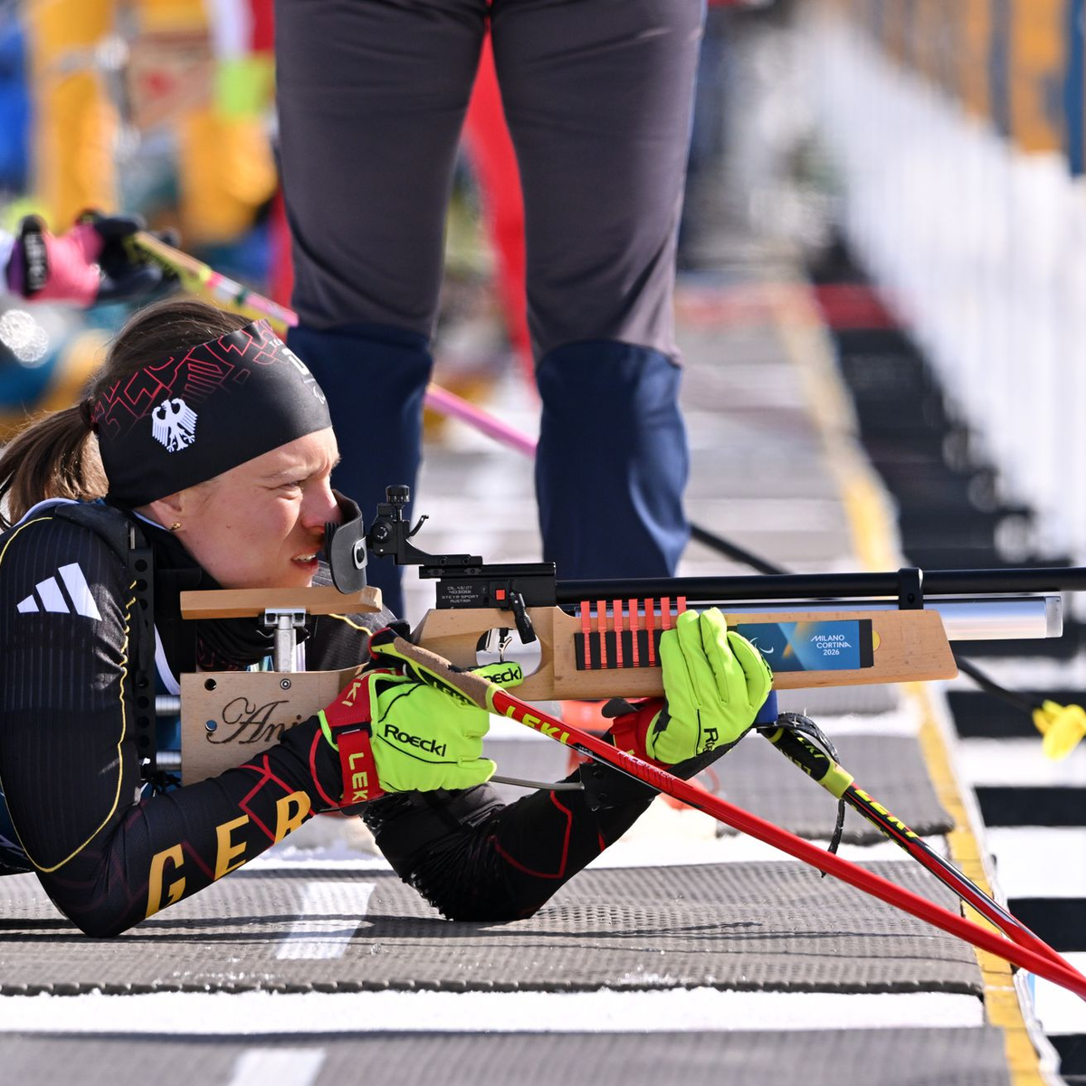 Anja Wicker verfehlte im ersten Schießen eine Scheibe.  - Foto: Martin Schutt/dpa