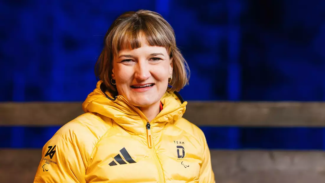 Die Fahnenträgerin Anna-Lena Forster holte damit das erste Gold für das deutsche Paralympics-Team in Italien. - Bild: Philipp von Ditfurth/dpa