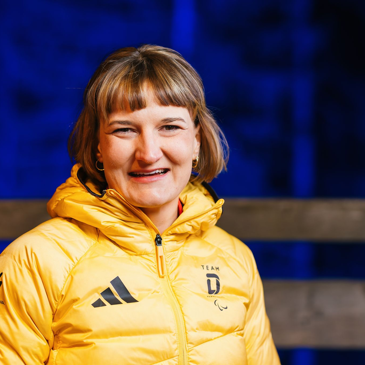 Die Fahnenträgerin Anna-Lena Forster holte damit das erste Gold für das deutsche Paralympics-Team in Italien. - Foto: Philipp von Ditfurth/dpa