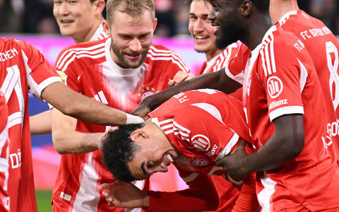 Jamal Musiala jubelt über sein erstes Bundesliga-Tor seit fast einem Jahr. - Foto: Harry Langer/dpa