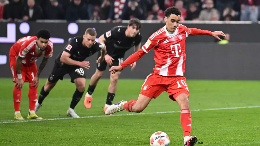 Jamal Musiala trifft als Vertreter von Harry Kane vom Elfmeterpunkt. - Bild: Harry Langer/dpa