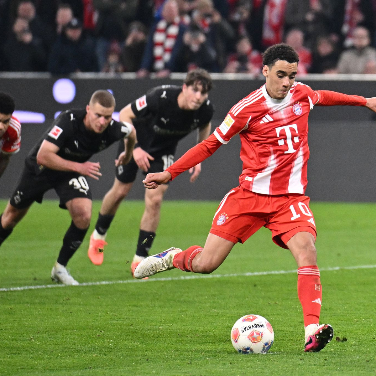 Jamal Musiala trifft als Vertreter von Harry Kane vom Elfmeterpunkt. - Foto: Harry Langer/dpa