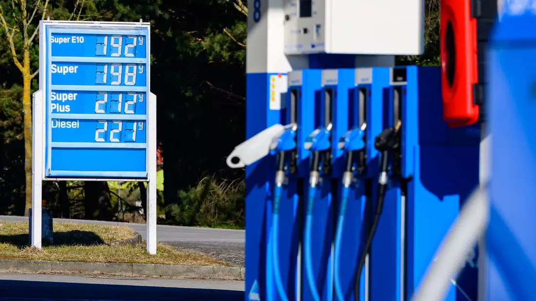 Nach dem Beginn des Iran-Kriegs sind in Deutschland die Spritpreise in die Höhe geschossen. (Symbolbild) - Bild: Patrick Pleul/dpa