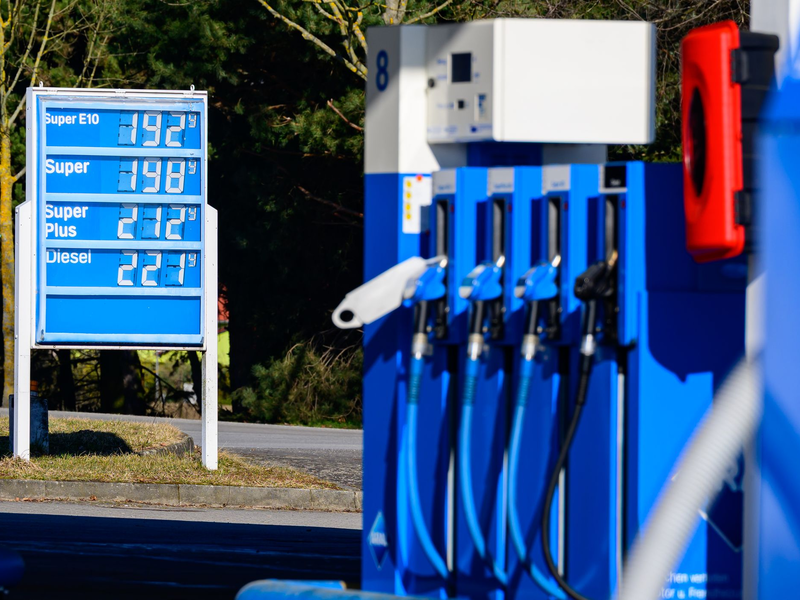 Nach dem Beginn des Iran-Kriegs sind in Deutschland die Spritpreise in die Höhe geschossen. (Symbolbild) - Foto: Patrick Pleul/dpa