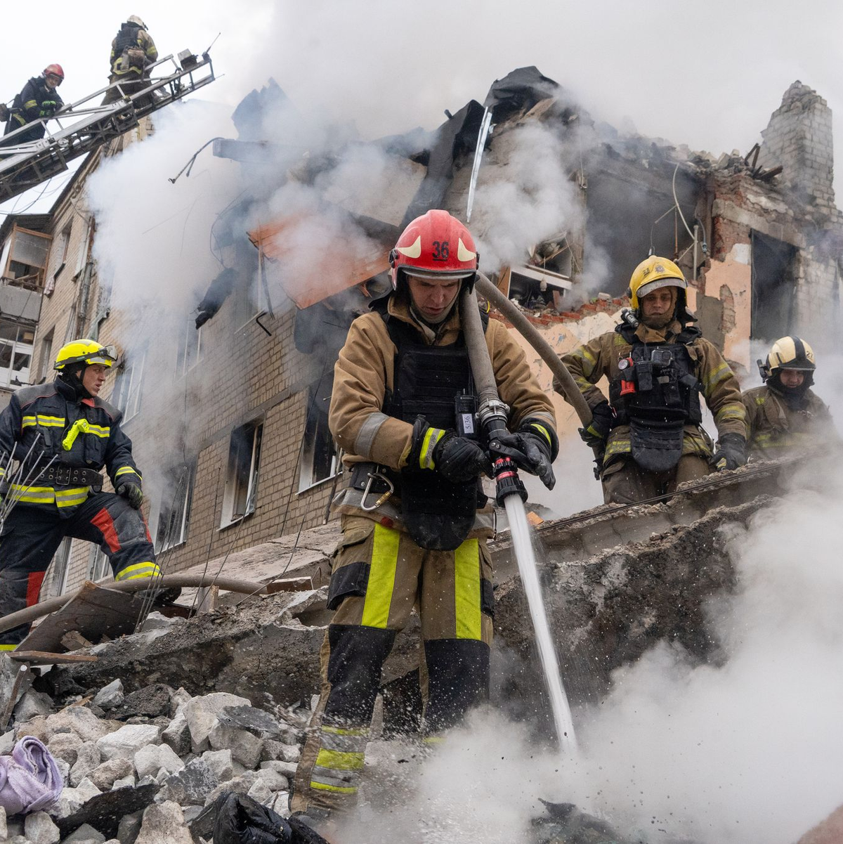 Mehrere Bewohner eines Hauses in Charkiw sind durch einen russischen Raketenangriff getötet worden.  - Foto: Andrii Marienko/AP/dpa