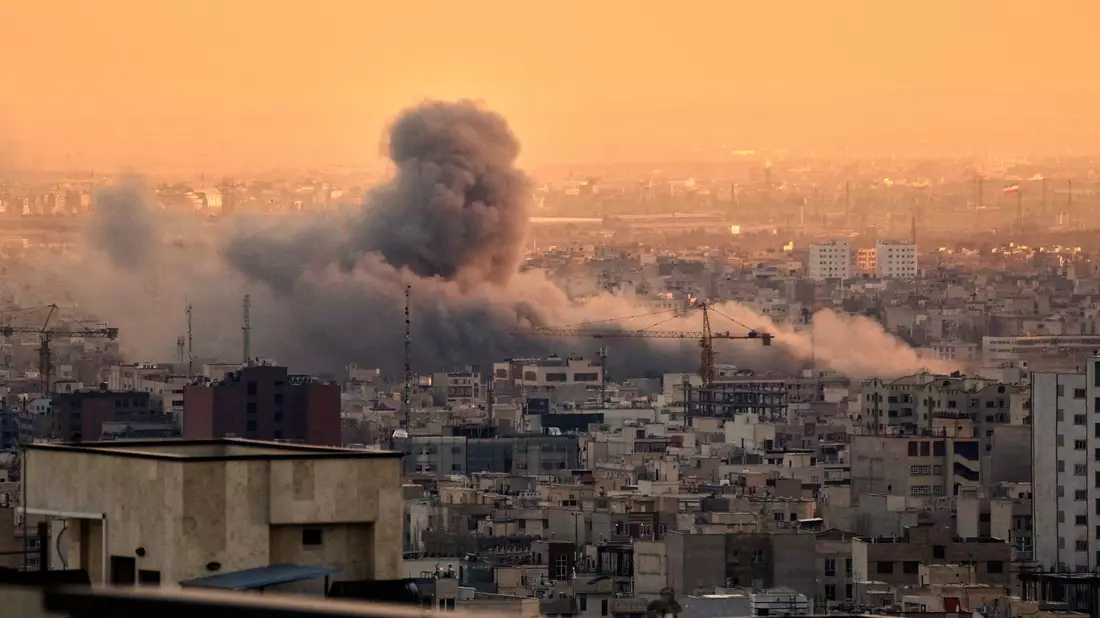 Die USA und Israel setzen ihre Angriffe auf den Iran fort. (Archivbild) - Bild: Vahid Salemi/AP/dpa