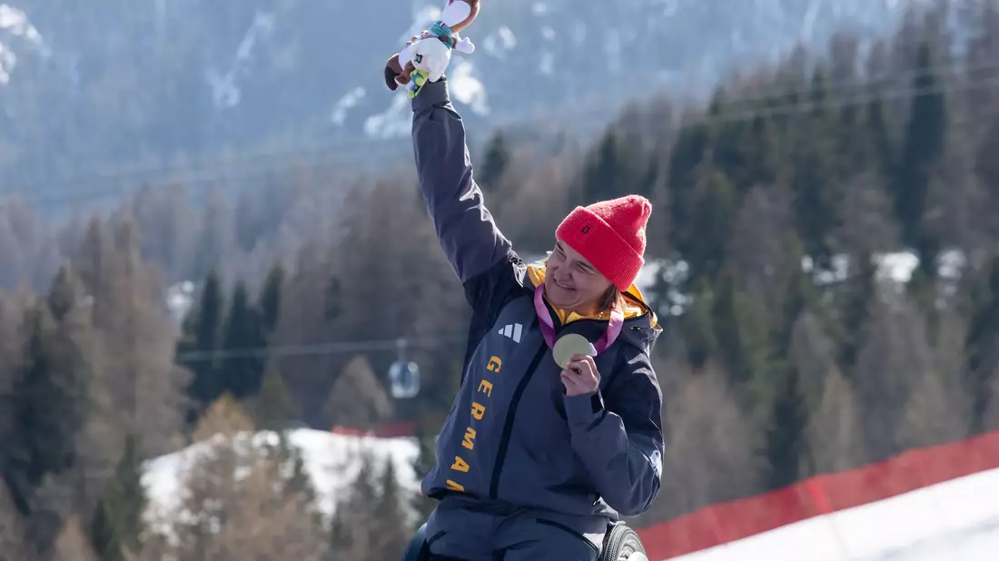 Erstes deutsches Gold: Anna-Lena Forster mit ihrer Medaille. - Bild: Philipp von Ditfurth/dpa