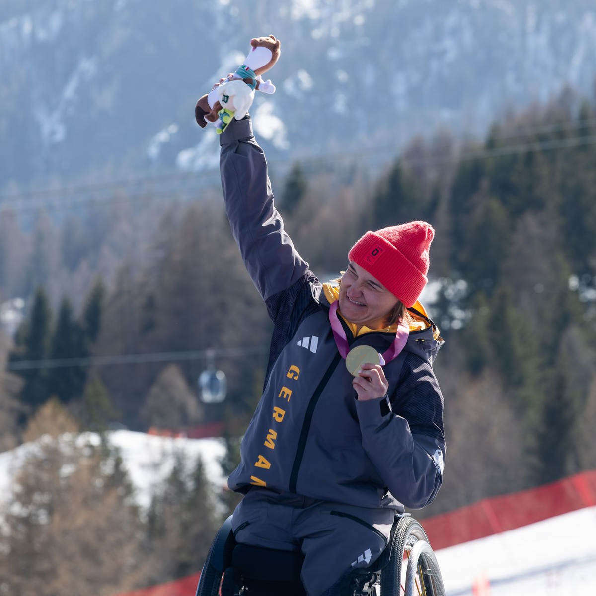Erstes deutsches Gold: Anna-Lena Forster mit ihrer Medaille. - Foto: Philipp von Ditfurth/dpa