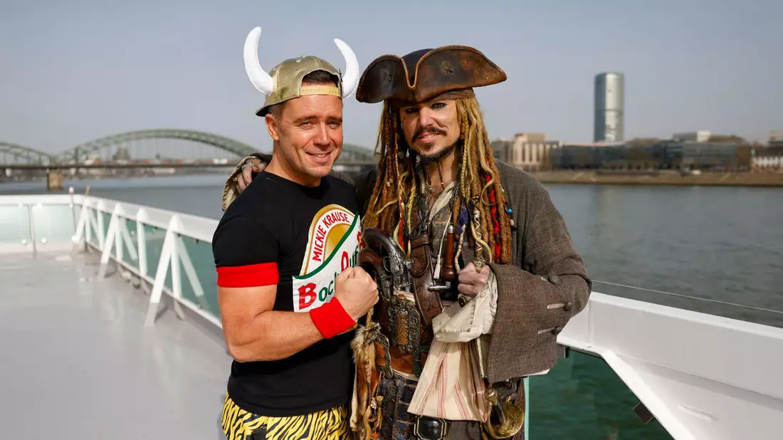 «Johnny Däpp»-Sänger und Johnny-Depp-Double schippern über den Rhein. - Bild: Thomas Banneyer/dpa
