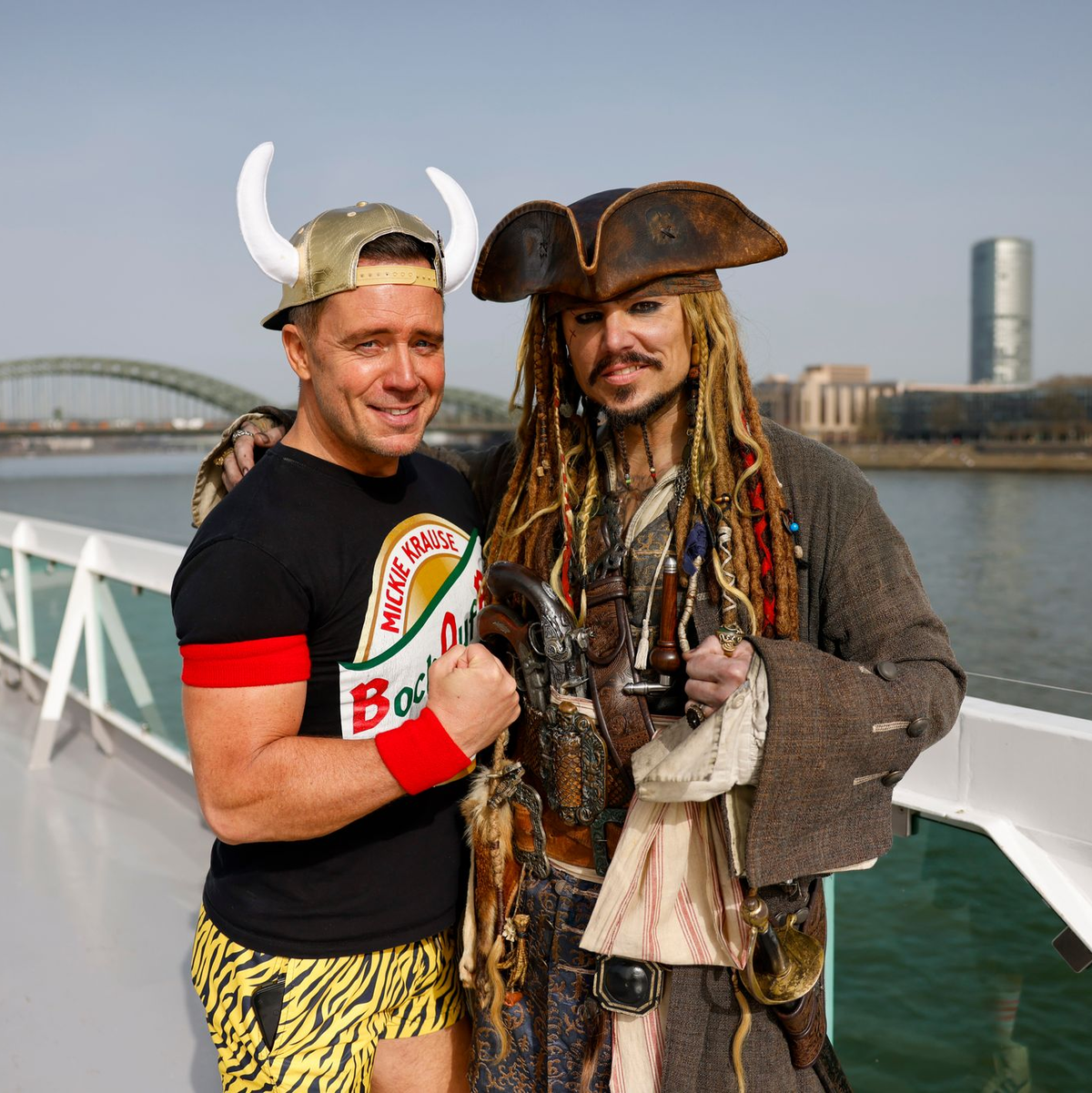«Johnny Däpp»-Sänger und Johnny-Depp-Double schippern über den Rhein. - Foto: Thomas Banneyer/dpa