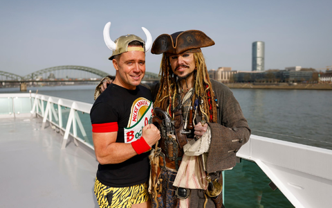 «Johnny Däpp»-Sänger und Johnny-Depp-Double schippern über den Rhein. - Foto: Thomas Banneyer/dpa