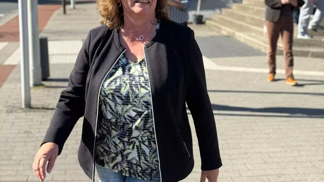FW-WRN: Mit Drehleiter in den Ruhestand: Überraschende Verabschiedung für Kordula Mertens - Bild: presseportal.de