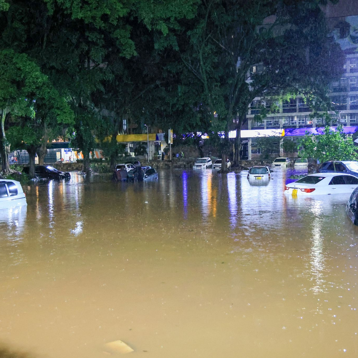 Einige Einwohner sind ertrunken, andere aufgrund beschädigter Stromkabel getötet worden. - Foto: Andrew Kasuku/AP/dpa