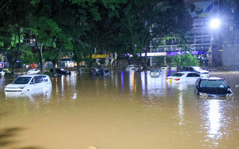 Einige Einwohner sind ertrunken, andere aufgrund beschädigter Stromkabel getötet worden. - Foto: Andrew Kasuku/AP/dpa Einige Einwohner sind ertrunken, andere aufgrund beschädigter Stromkabel getötet worden. - Foto: Andrew Kasuku/AP/dpa