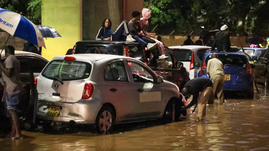 Auch Straßen, Geschäfte und andere Infrastruktur wurden beschädigt. - Bild: Andrew Kasuku/AP/dpa