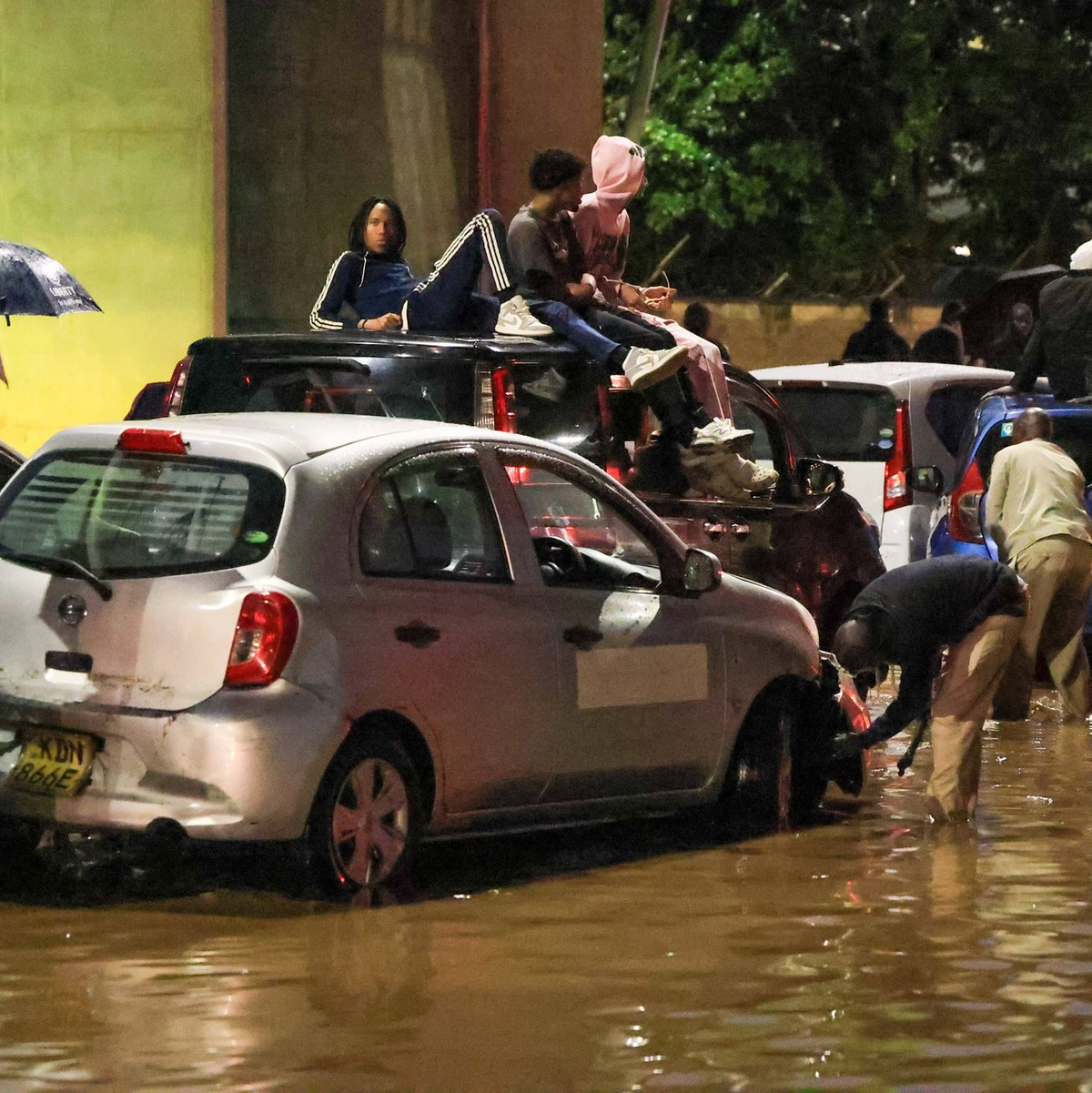Auch Straßen, Geschäfte und andere Infrastruktur wurden beschädigt. - Foto: Andrew Kasuku/AP/dpa