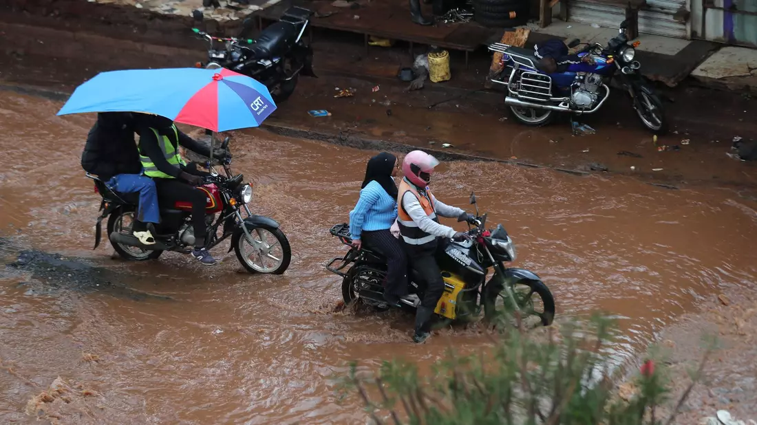 Der Wetterdienst warnt: In den nächsten Tagen soll noch mehr Regen fallen. - Bild: Henry Naminde/Xinhua/dpa