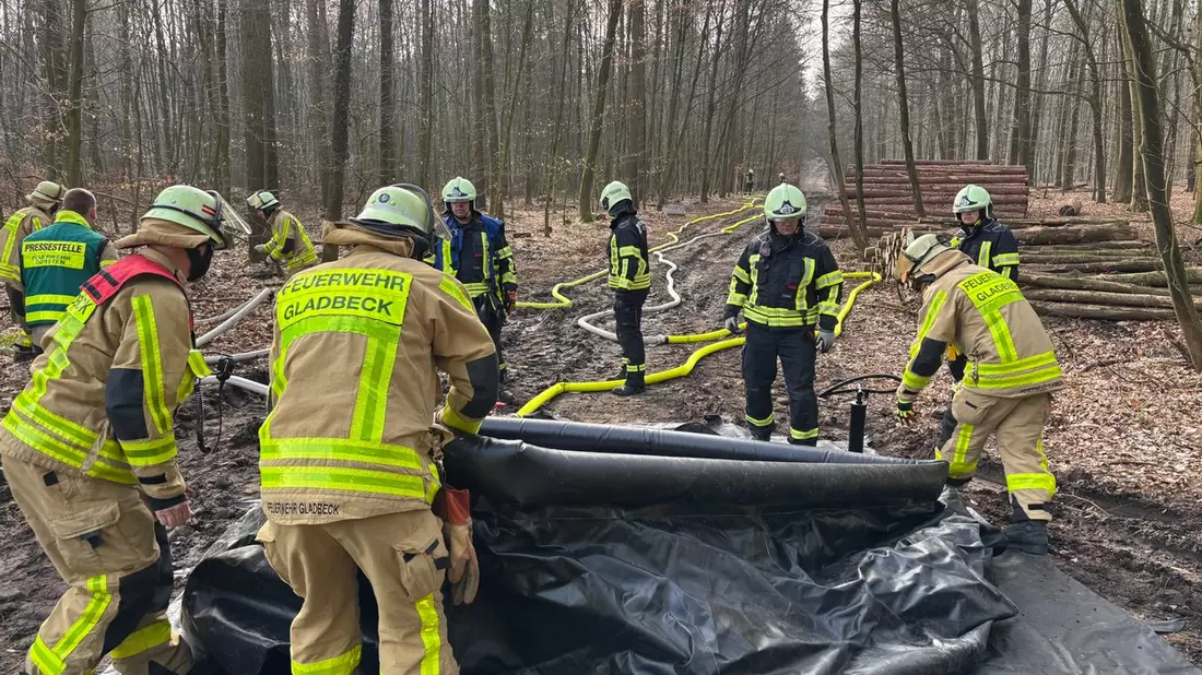 FW-GLA: Feuerwehr Gladbeck nimmt an Waldbrandübung im Waldgebiet Haard teil - Bild: presseportal.de