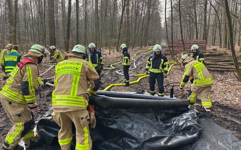 FW-GLA: Feuerwehr Gladbeck nimmt an Waldbrandübung im Waldgebiet Haard teil - Foto: presseportal.de
