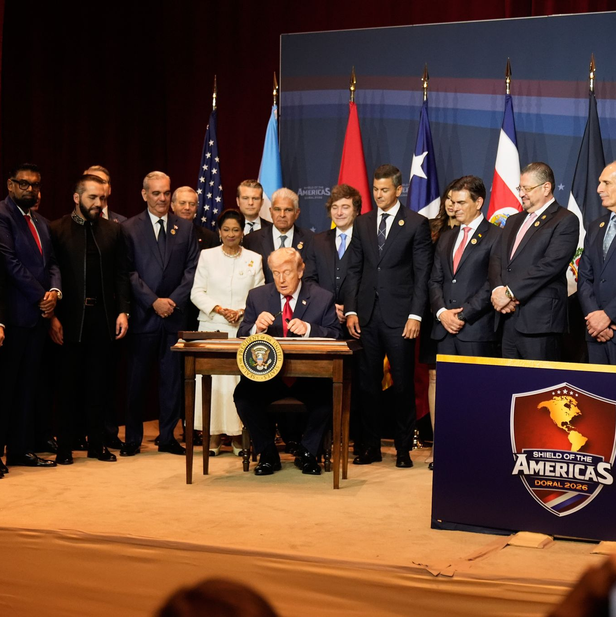 Trump empfängt Regierungschefs aus Lateinamerika und Karibik in Florida.  - Foto: Mark Schiefelbein/AP/dpa