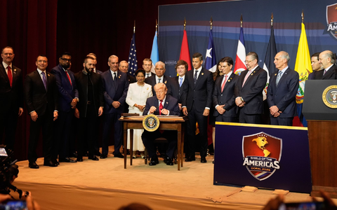 Trump empfängt Regierungschefs aus Lateinamerika und Karibik in Florida. - Foto: Mark Schiefelbein/AP/dpa Trump empfängt Regierungschefs aus Lateinamerika und Karibik in Florida. - Foto: Mark Schiefelbein/AP/dpa