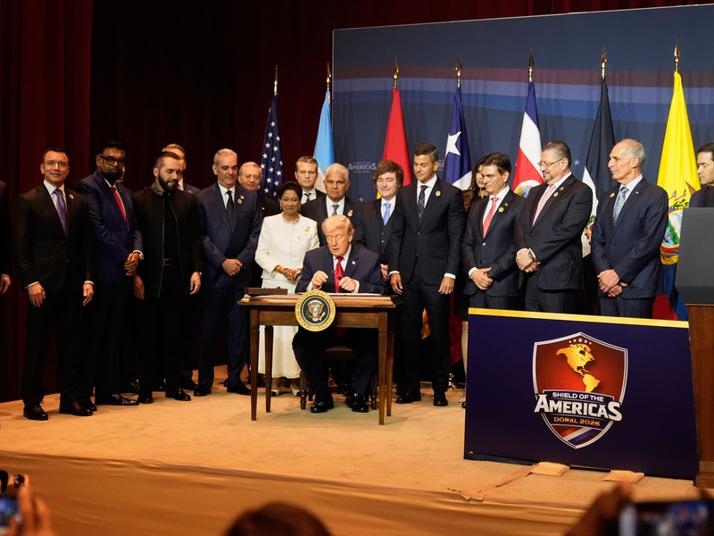 Trump empfängt Regierungschefs aus Lateinamerika und Karibik in Florida.  - Foto: Mark Schiefelbein/AP/dpa