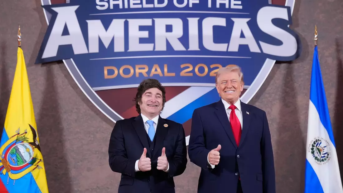 Der argentinische Präsident Javier Milei ist einer der eingeladenen Vertreter Lateinamerikas, die US-Präsident Trump nahestehen.  - Bild: Mark Schiefelbein/AP/dpa