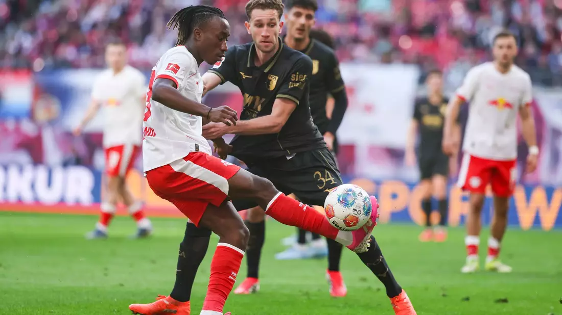 Yan Diomande (l) traf zum Ausgleich. - Bild: Jan Woitas/dpa