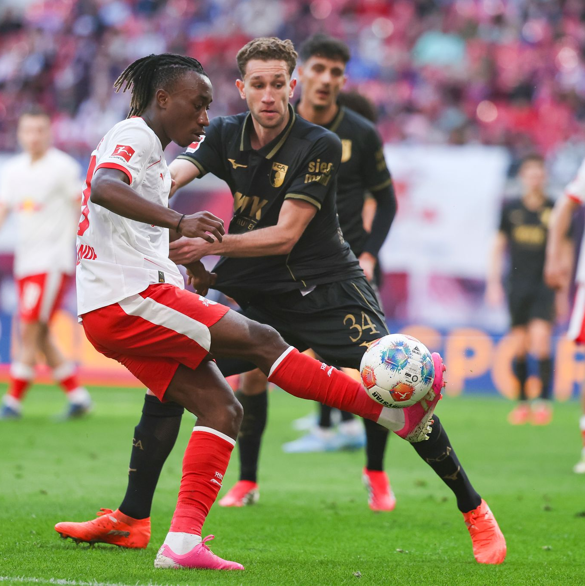 Yan Diomande (l) traf zum Ausgleich. - Foto: Jan Woitas/dpa