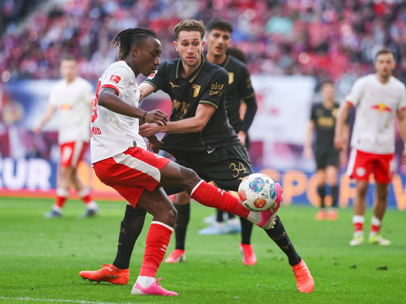 Yan Diomande (l) traf zum Ausgleich. - Foto: Jan Woitas/dpa