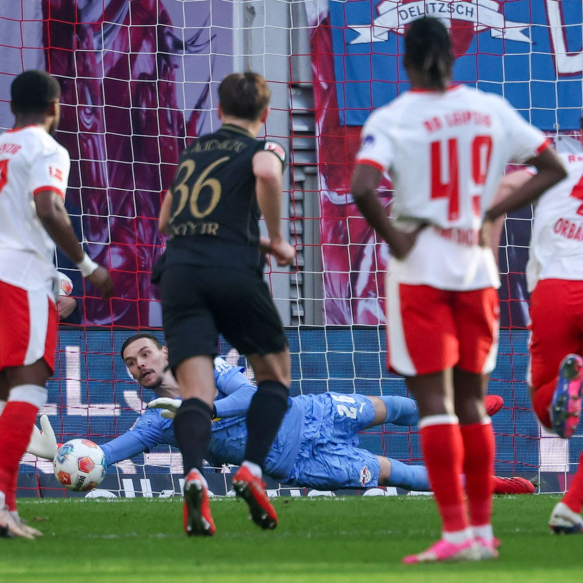 Maarten Vandevoordt hält den Elfmeter von Keven Schlotterbeck. - Foto: Jan Woitas/dpa